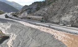 Erzincan-Erzurum kara yolundaki heyelan ve ekiplerin çalışması dronla görüntülendi