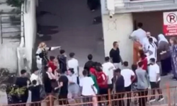 Çocukları kandırmaya çalışan şüphelilere, mahalleli saldırdı! Kendilerini otoparka kilitlediler