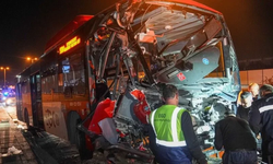 Ankara'da belediye otobüsünün yaya üst geçidinin ayağına çarpması sonucu 24 kişi yaralandı