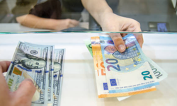 Sterlin 66,60 TL, euro 55,90 TL, dolar 49,80 TL’den işlem görüyor