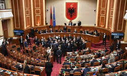 Arnavutluk Meclisinde ülkedeki gösteriler nedeniyle gerginlik yaşandı