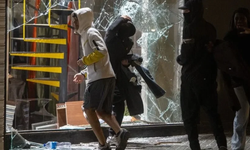 Barselona'da şiddet olaylarının yaşandığı protestolara polis müdahale etti