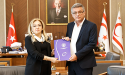 İlkan Varol, Ombudsman raporunu Erhürman’a sundu