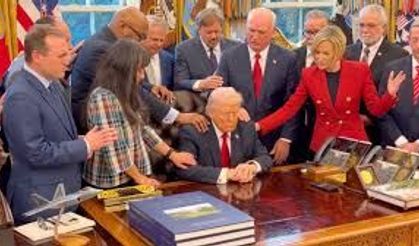 Trump sarayda dini ayin yaptı: Dünya savaşı uyarıları gündemde