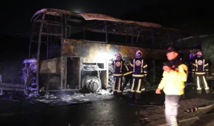 Denizli'de bariyerlere çarpan yolcu otobüsü alev aldı: 8 ölü