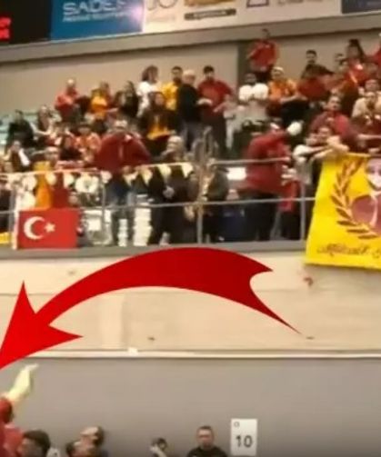 Galatasaray'ın yıldızı kendi taraftarına şişe fırlattı