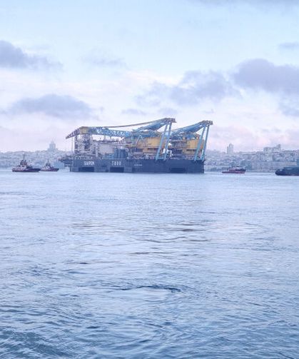 Dev vinç gemisi İstanbul Boğazı'nda