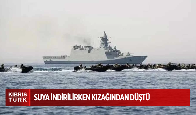 Kuzey Kore'de savaş gemisi suya indirilirken kızağından düştü
