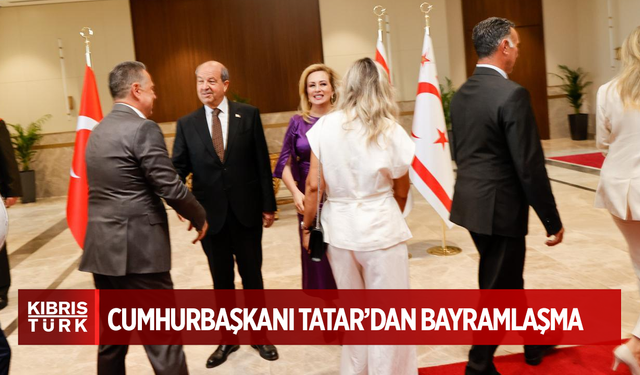 Tatar ve eşi halkla bayramlaştı