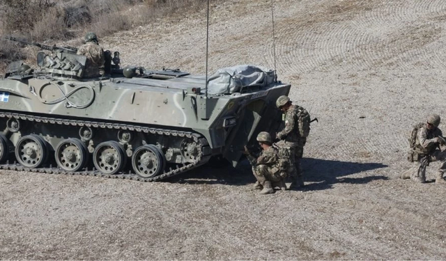 Rum Milli Muhafız Ordusu’na ait tank devrildi: İki kişi yaralandı