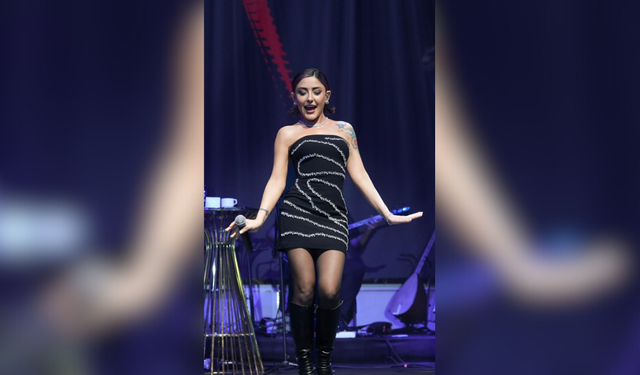 Güzel şarkıcı Melek Mosso, önceki akşam Kıbrıs’taki Chamada Prestige Hotel’de sahne aldı.