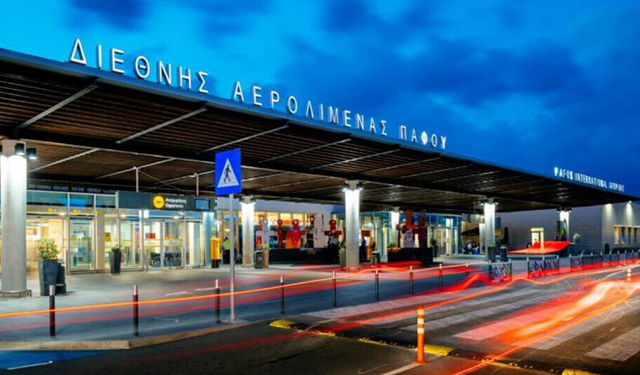 Baf Havalimanı’nda bir yolcunun valizinde gümrüksüz sigara ve tütün tespit edildi