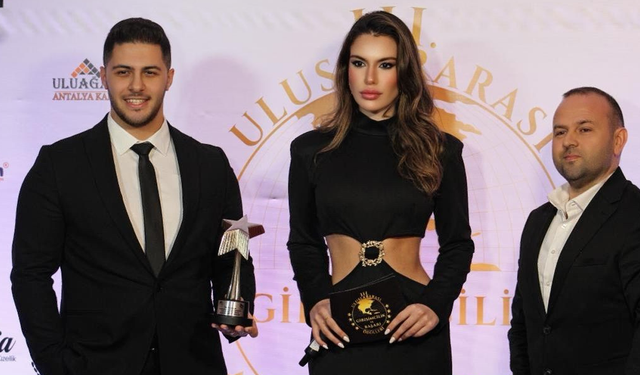 Dilara Kırmıt Yılın En Dikkat Çeken Kadın Oyuncusu Ödülünü Aldı