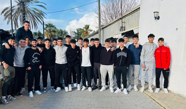 Çetinkaya U17 liderliği kutladı