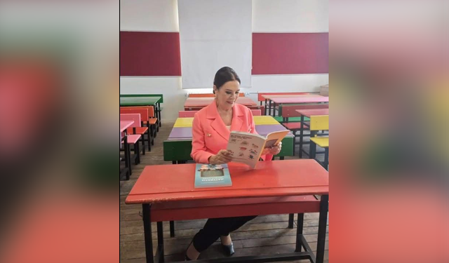 Hülya Koçyiğit “Çocukluğumun en derin izlerini taşıyan yer…Yıllar sonra, öğrencisi olduğum Kuzguncuk İlkokulu’nun kapısı