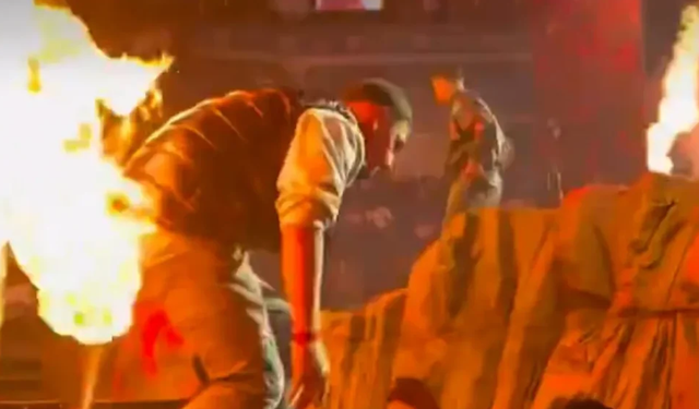 Sahneye atlamaya çalışırken alev aldı!