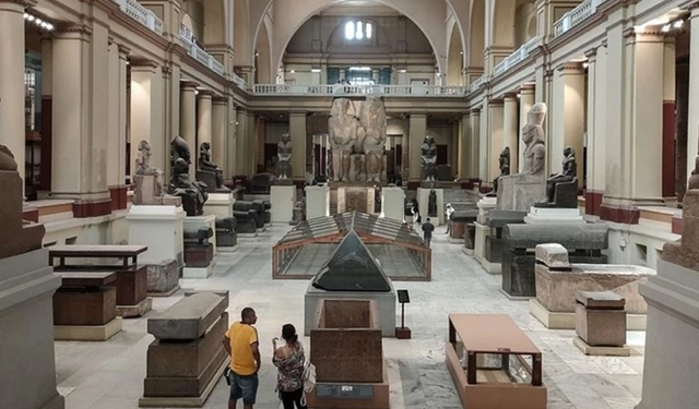 Büyük Mısır Müzesi ziyaretçi akınına uğruyor: Tutankamun'un altın maskesine yoğun ilgi