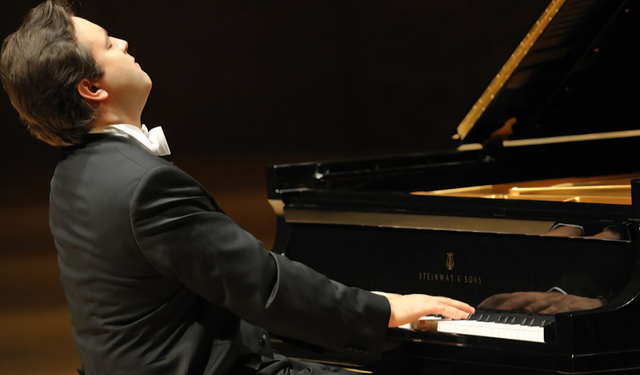 Piyanist Alexei Volodin pazar akşamı Bellapais’ta sahne alıyor