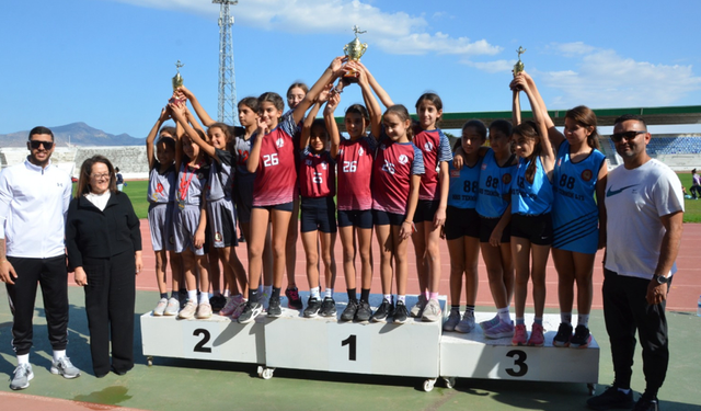 Yakın Doğu İlkokulu Kız Takımı Cumhuriyet Koşusunda şampiyon oldu