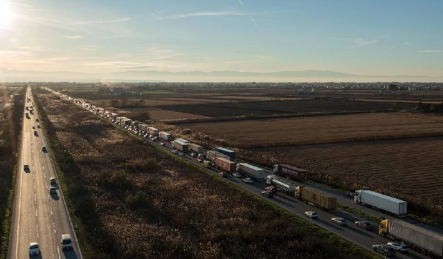Yunanistan'da çiftçiler Atina-Selanik yolunu trafiğe kapattı