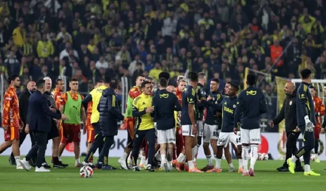 Fenerbahçe-Galatasaray maçı öncesi saha karıştı