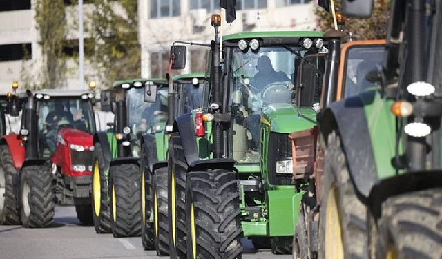 Yunanistan'da çiftçiler, Selanik Limanı'nı ulaşıma kapattı