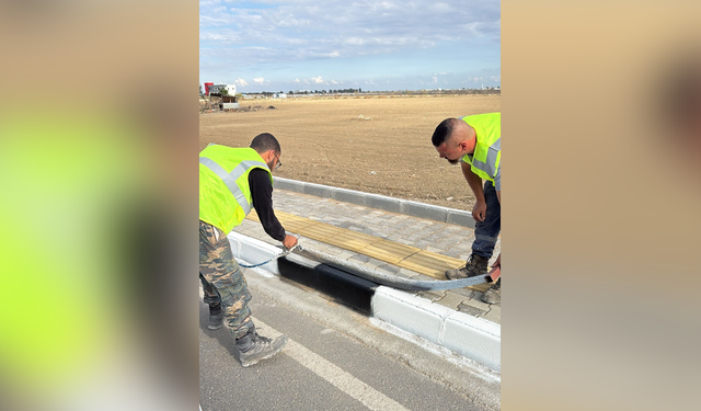 Mesarya Belediyesi, Kaldırım Bordür Taşlarında Boyama Çalışmalarını Sürdürüyor