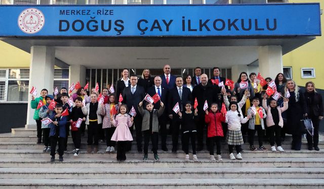 Rize’de Miniklerden Öztürkler’e KKTC Bayraklı Karşılama