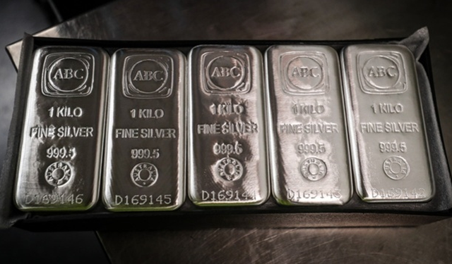 Gümüş rekor seviyeye yakın seyrediyor