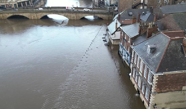 Bram fırtınasının etkili olduğu York kentinde evler ve sokaklar sular altında kaldı