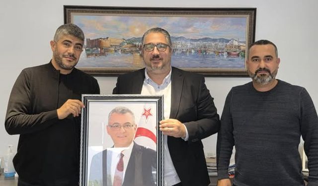 Murat Şenkul’a Anlamlı Hediye: “Atatürk Sol Yanımda, Başkan Arkamda Artık Sırtım Yere Gelmez”