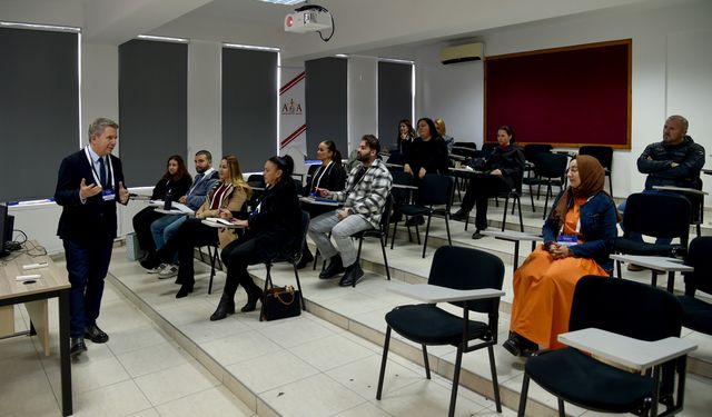 Öğretmenlere yönelik düzenlenen “Diksiyon Kış Okulu” AÖA’da başladı