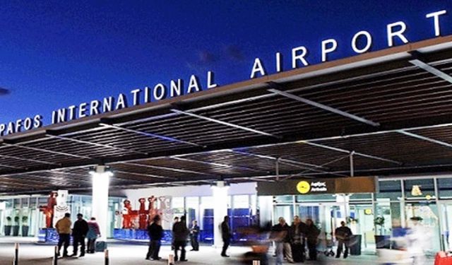 Baf Havalimanı’nda kaçak tütün operasyonu: Kıbrıslı Türk yolcu 72 karton tütünle yakalandı