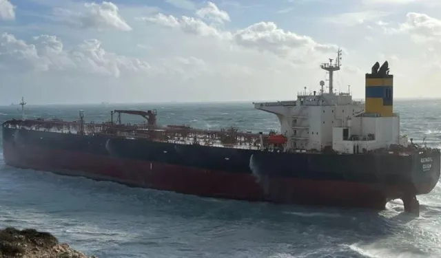 Fırtına Azdırdı, Dev Tanker Karaya Oturdu