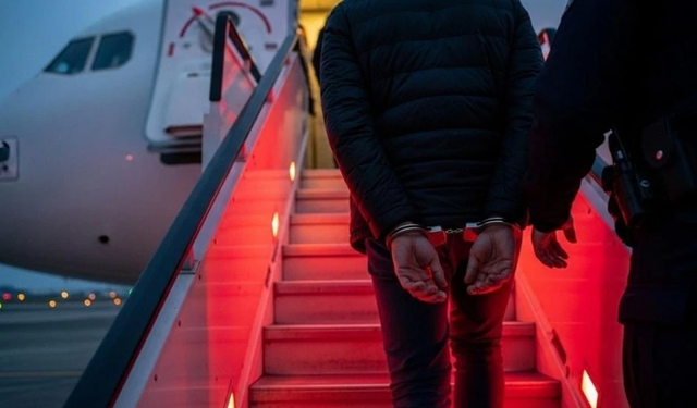 Kırmızı bültenle aranan 15 suçlu Türkiye’ye iade edildi