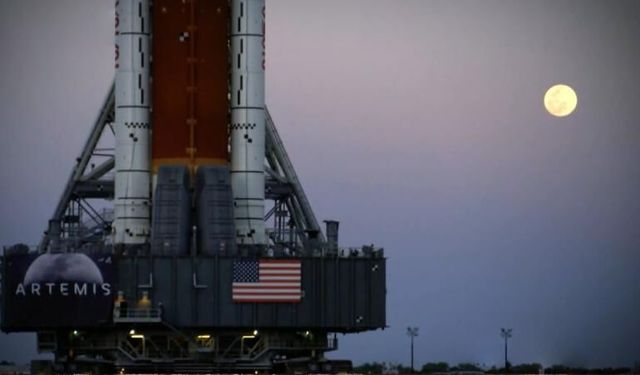 NASA, Artemis II roketini tamir için fırlatma rapmasından hangara çekiyor