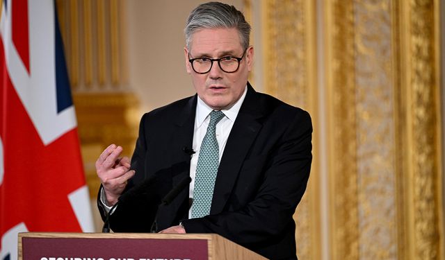 İngiltere Başbakanı Starmer'dan istifa çağrılarına yanıt: "Görevimden vazgeçmeyeceğim"