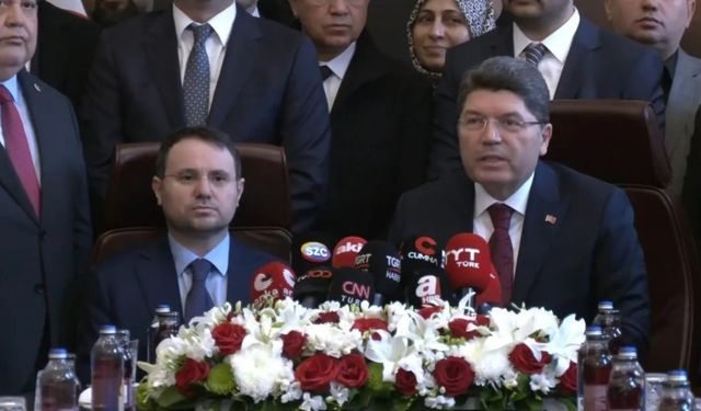 Adalet Bakanlığı devir teslim töreninde koltuk krizi! Törenin ve konuşmaların önüne geçti