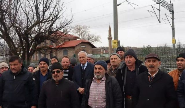 50 metre mesafedeki camiye gitmek için 5 kilometre yol yürüyorlar