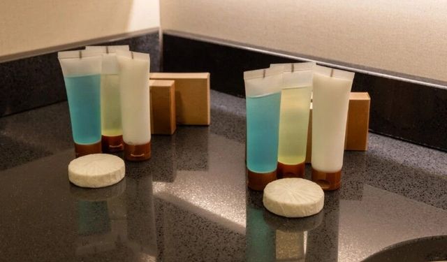 Otel banyolarındaki mini şampuanlara veda