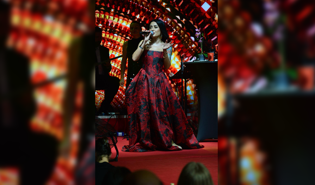 Sevgililer Günü’nde Kırmızı-Siyah Aşk: Melek Mosso Nuh’un Gemisi’ni Büyüledi!