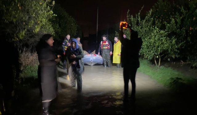 Şiddetli yağış hayatı felç etti: 4 ilde yollar kapandı, evleri su bastı