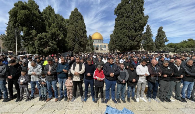 Filistinliler Cuma Namazını Aksa Çevresinde Kıldı