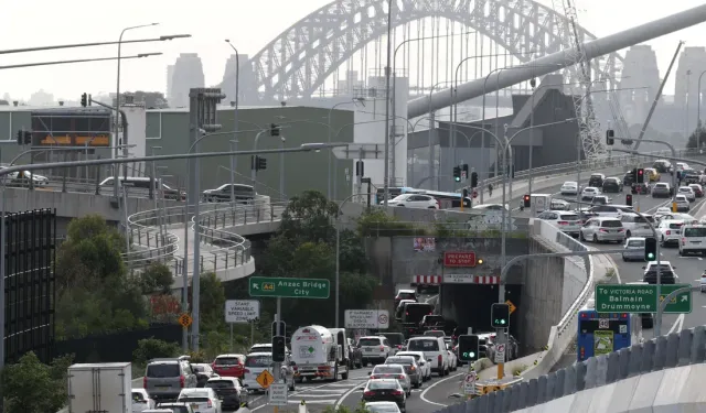 Avustralya yakıt vergisini yarıya indiriyor