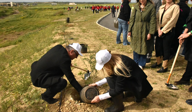 “Yeniden Yeşil Kıbrıs” etkinliğiyle ülke genelinde eş zamanlı fidan dikimi gerçekleştirildi