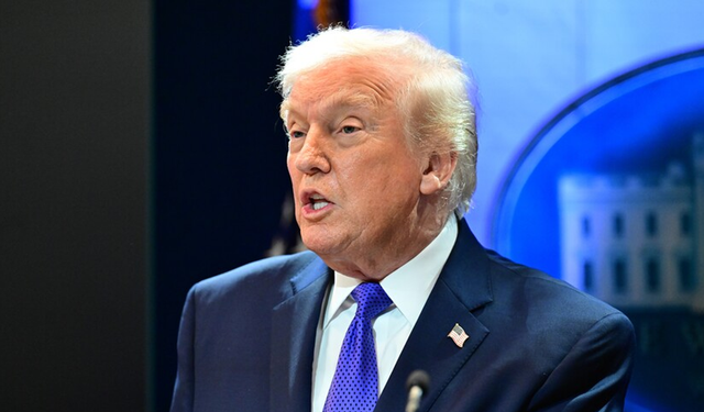 Trump, İran'a saldırıları sadece "bir süreliğine" ertelediğini belirtti