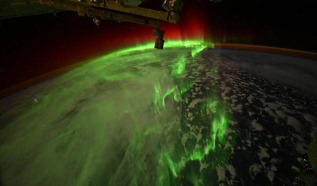 NASA astronotunun kadrajından kutup ışıkları