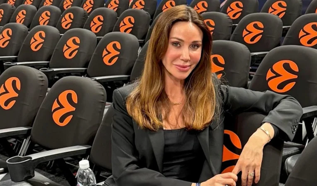 Demet Şener podyumda: Kıyafet bana güç hissettiriyor