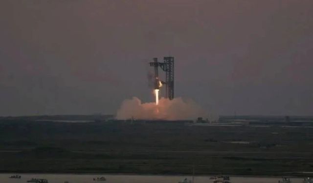 SpaceX, Starship roketiyle 20 uydu fırlattı