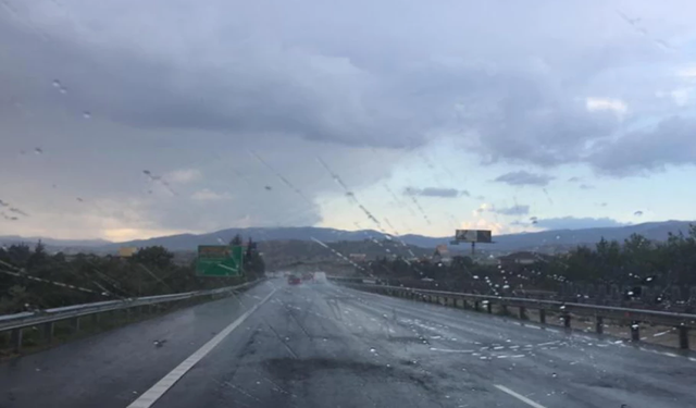 Rum polisi şiddetli yağış nedeniyle Lefkoşa-Limasol otoyolundaki sürücüleri uyardı